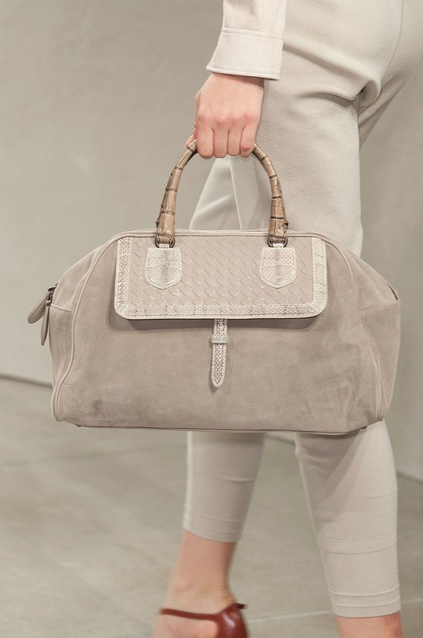 Bottega Veneta mang thiết kế quai tre ấn tượng vào chiếc túi gam màu ghi xám sang trọng.