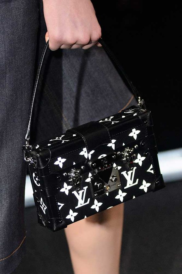Những chiếc túi có cấu trúc Ladylike có kết cấu mỏng và vuông vắn, những chiếc túi này chắc chắn sẽ là món bạn muốn dùng hàng ngày nhiều nhất. Mẫu túi của Louis Vuitton.