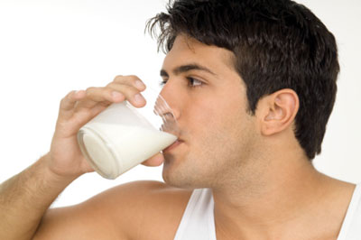 Uống một cốc sữa trước khi uống rượu cũng sẽ giúp bạn tránh được cảm giác nôn nao, khó chịu. Đó là bởi vì sữa tạo thành một lớp bảo vệ ở dạ dày và làm chậm quá trình hấp thụ rượu vào cơ thể.
