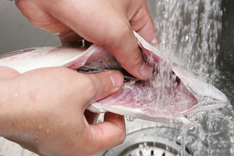Tẩy mùi tanh ở cá. Dùng nước chanh để rửa cá làm cho cá sạch hơn, tươi lâu và mất mùi hôi tanh.