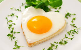 Ăn trứng vào bữa sáng giúp hạn chế sự thèm ăn, nhờ đó bạn có thể ăn ít hơn khoảng 300 calo trong thời gian còn lại của một ngày so với mức bình thường.