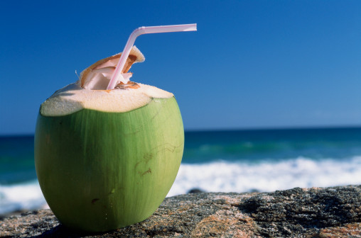 Uống nước dừa giúp giảm cân hiệu quả.