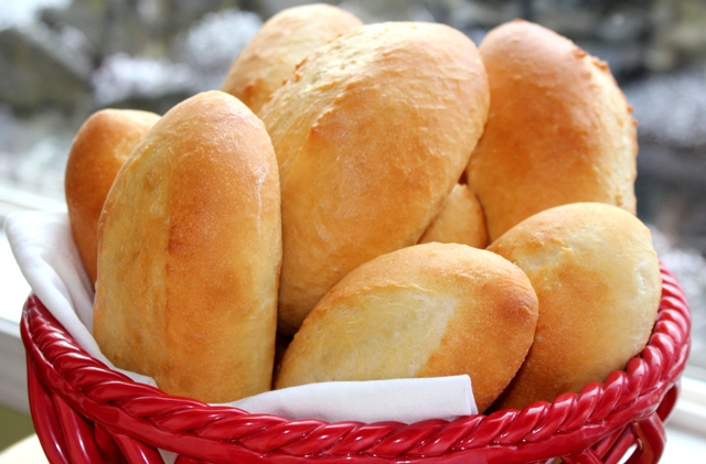 Bánh mì: Nếu để vào trong tủ lạnh sẽ khô, giòn và nhanh hỏng, nên để ở nhiệt độ thường và dùng trong vòng 4 ngày là an toàn.