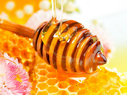 Mật ong nếu được bảo quản ở điều kiện bình thường có thể để rất lâu. Tuy nhiên nếu dự trữ trong tủ lạnh sẽ làm tăng tốc độ kết tinh của đường biến nước mật ong thành một thứ gần giống như bột, và rất khó để múc ra sử dụng.