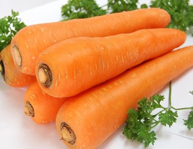 vitamin C trong cà rốt có tác dụng duy trì vẻ tươi trẻ cho làn da, điều hòa tuần hoàn máu, chống lão hóa, làm mờ đốm nâu, trị mụn hiệu quả.