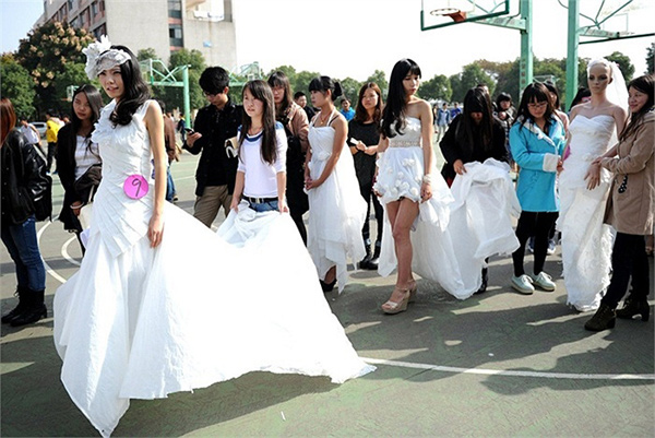 Váy cưới làm từ giấy vệ sinh.