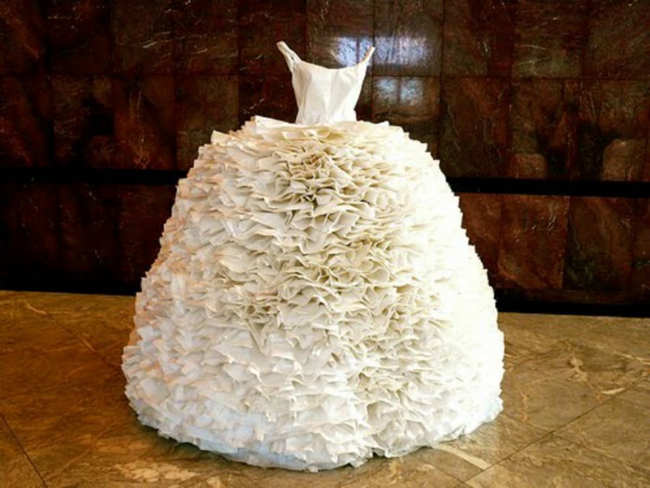 Một chiếc váy cưới hoàn hảo khác cũng được làm từ giấy.