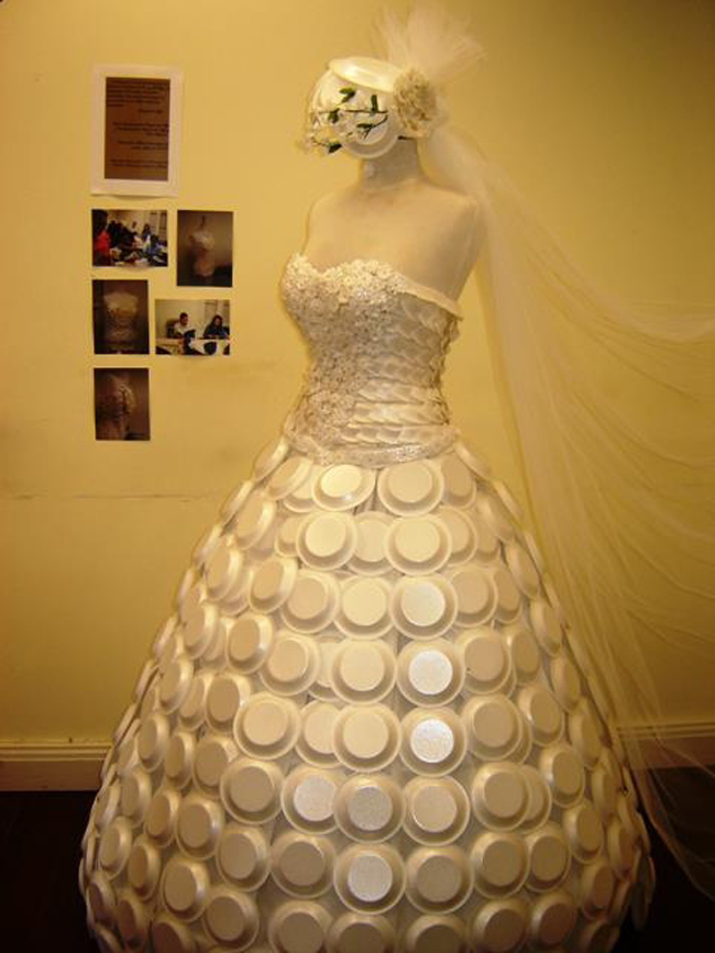 Váy cưới làm từ những bát xốp tròn.