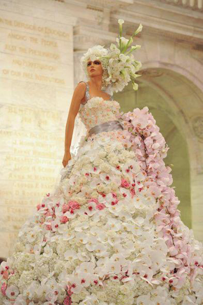 Một chiếc váy được làm từ hoa lan.