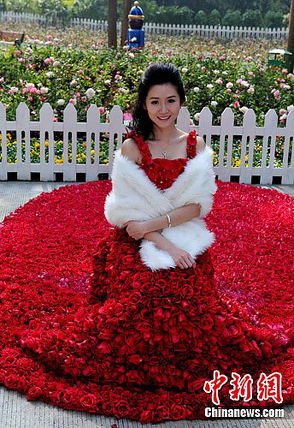 Váy cưới làm từ 9.999 bông hồng.