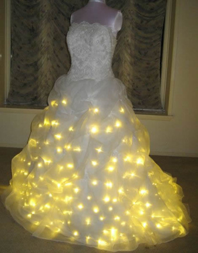 Chiếc váy cưới phát sáng trong bóng đêm.