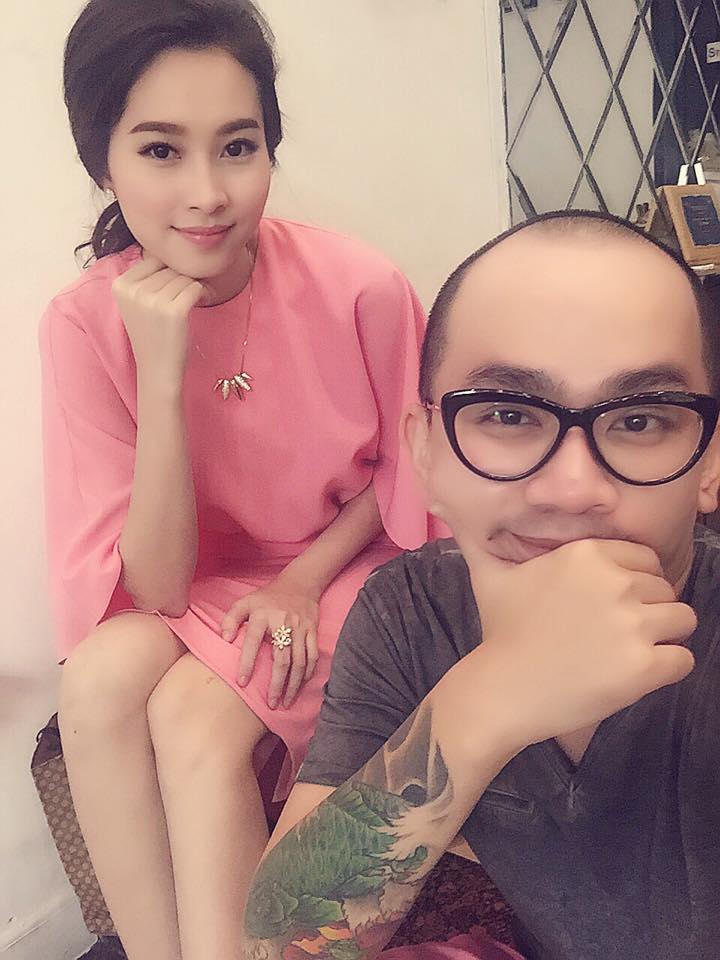 Hoa hậu Đặng Thu Thảo xinh đẹp bên cạnh chuyên gia trang điểm riêng của cô.