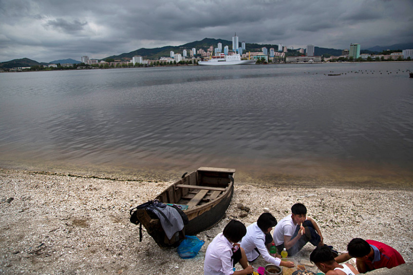 Thanh niên tổ chức picnic trên bãi biển ở thành phố cảng Wonsan.