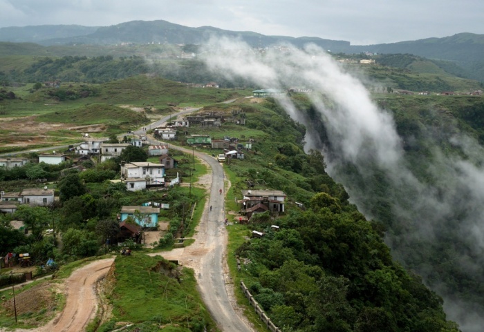 Ngôi làng nằm cạnh vách núi thẳng đứng với mây bao phủ gần như quanh năm.