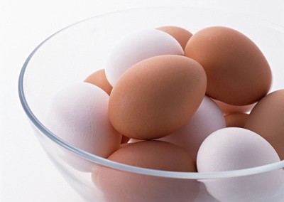 Để trứng trong tủ đông, chúng sẽ trở thành 'bom bệnh'. Nhiệt độ đóng băng làm cho chất lỏng bên trong quả trứng sẽ cứng lại, giãn nở và làm vỡ lớp vỏ bên ngoài. Lúc này, tủ đông của bạn sẽ bị ám mùi và số trứng đều hỏng, không thể dùng được nữa.