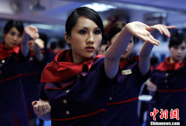 Nhiều hãng hàng không còn yêu cầu các nữ tiếp viên học võ để đối phó với những hành khách quấy rối trên máy bay.