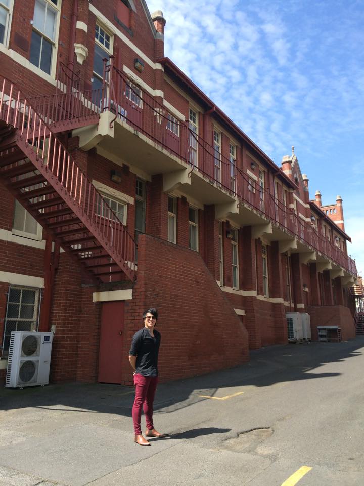 Nhạc sĩ Thanh Bùi thăm lại trường cũ tại Úc.