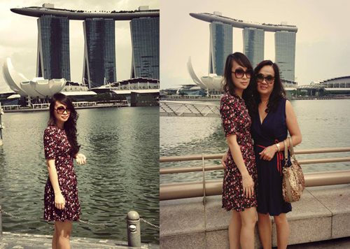 Cô vui vẻ cùng mẹ bên chuyến du lịch tới Singapore.