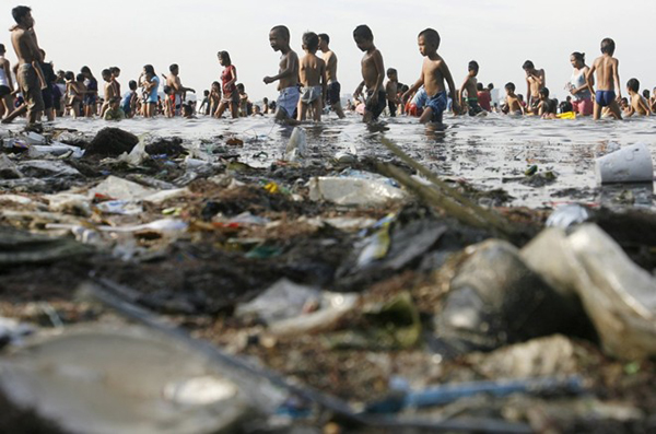 Nhiều trẻ em Philippines phải tắm và chơi đùa ở những vùng nước chứa đầy rác thải ở vịnh Manila.