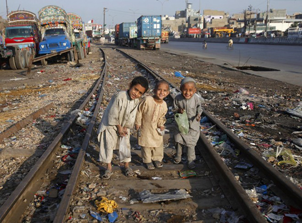 Nhiều phụ huynh tại Karachi, Pakistan cho biết nếu khu vực gần nhà của họ không có những nơi thu phế thải, con họ sẽ không có những chốn vui chơi.