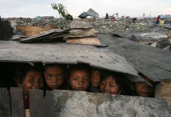 Những em nhỏ ở thành phố Manila, Philippine đã dựng một ngôi nhà tạm, nhỏ với nguyên liệu từ đống rác thải để chơi đùa trong đó.
