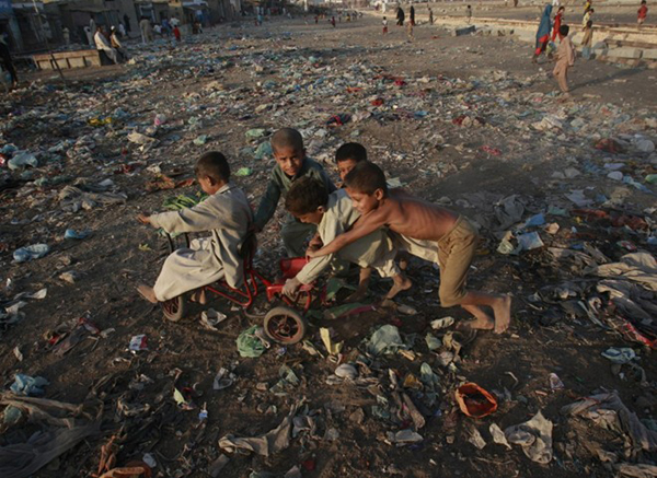 Trẻ em thường tập trung chơi đùa ở khu ổ chuột đầy phế liệu ở Karachi, Pakistan.