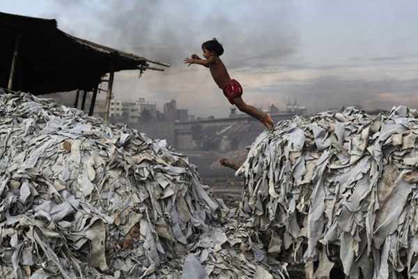 Những đống da phế liệu từ các khu công nghiệp tập trung tại Dhaka, Bangladesh, là khu vui chơi của nhiều trẻ em.