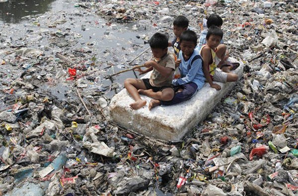 Dòng sông chứa đầy rác thải tại Jakarta, Indonesia trở thành nơi thám hiểm cho các bé trai hiếu kỳ.