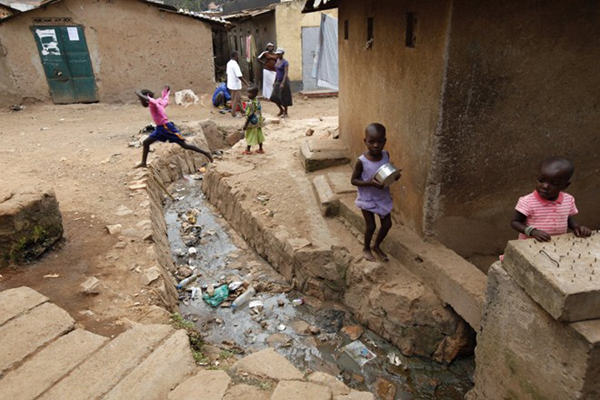 Hằng ngày, những đứa trẻ ở Kampala, Uganda thường chơi đùa xung quanh chiếc cống không có nắp với khối lượng rác thải sinh hoạt không nhỏ của các hộ gia đình.