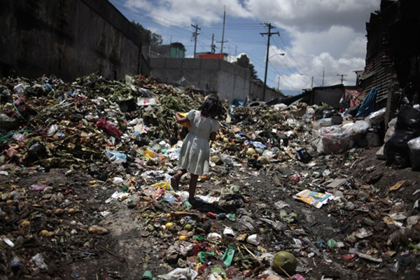 Hình ảnh bé gái mặc váy trắng đã ngả màu bước qua biển rác ở thành phố Guatemala, Guatemala khiến nhiều người cảm thấy xót xa.