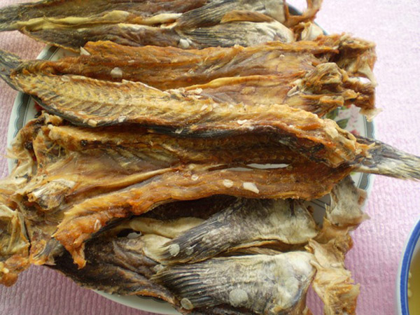 Trước đây, cá thòi lòi biển ở vùng bán đảo Cà Mau ít ai ăn, vì có mùi tanh. Từ khi thịt cá này đem đi làm khô, giá trị tăng lên gấp 3 đến 4 lần. Bình quân 4 kg cá thòi lòi biển cho ra 1 kg khô, bán giá từ 400.000 đến 450.000 đồng/kg.
