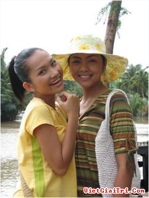 Hà Tăng và cô bạn thân Kim Hiền tại trường quay Hương phù sa. Lúc này, ngọc nữ còn sở hữu gương mặt tròn trịa phúc hậu và làn da đen đặc trưng. Bức ảnh chẳng báo hiệu gì một ngôi sao hàng đầu showbiz trong tương lai.