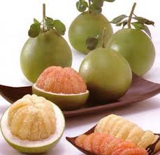 Bưởi. Loại quả phổ biến ở Việt Nam này có chứa hàm lượng vitamin C cao, đặc biệt là trong những quả bưởi có múi màu đỏ hoặc hồng. Vitamin C trong bưởi giúp cơ thể chống lại cảm lạnh thông thường và một vài bệnh khác