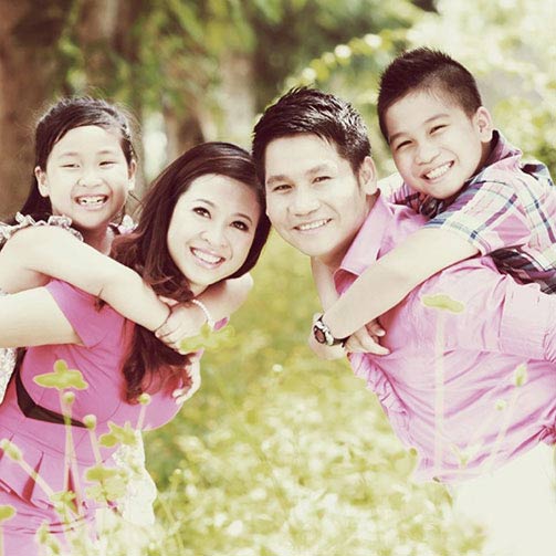 Gia đình hạnh phúc của ca sỹ Trọng Tấn.