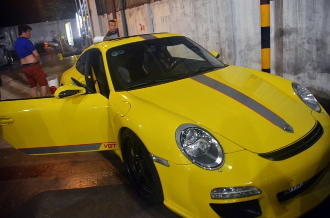 Một chiếc Porsche 911 màu vàng vừa được rửa sạch để chuẩn bị trang trí.