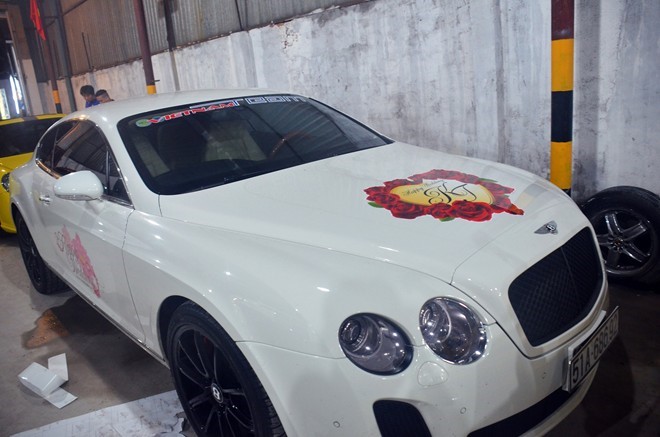 Chú rể là một thành viên của Vietnam Team, đồng thời cũng là chủ nhân chiếc Bentley Continental GT màu trắng.