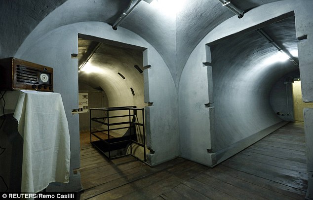 Hầm ngầm dài 54m được xây dựng sâu dưới mặt đất 3m xung quanh boongke chống bom bí mật của Benito Mussolini tại Rome, Italia.
