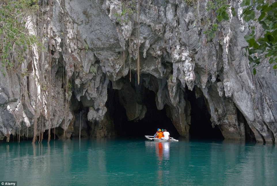 Dòng sông Puerto Princesa Subterranean giúp tạo nên vẻ đẹp thanh bình cho hòn đảo Palawan.