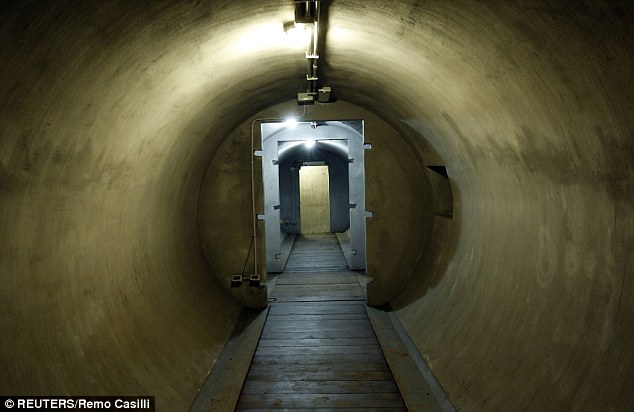 Trùm phát xít khét tiếng thế kỷ 20 chỉ cần vài giây để thoát từ nhà riêng xuống hầm ngầm trong trường hợp nguy hiểm.