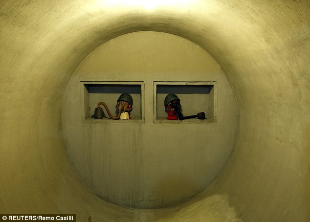Mặt nạ phòng độc và mũ bảo hiểm được đặt cuối hành lang của đường hầm.