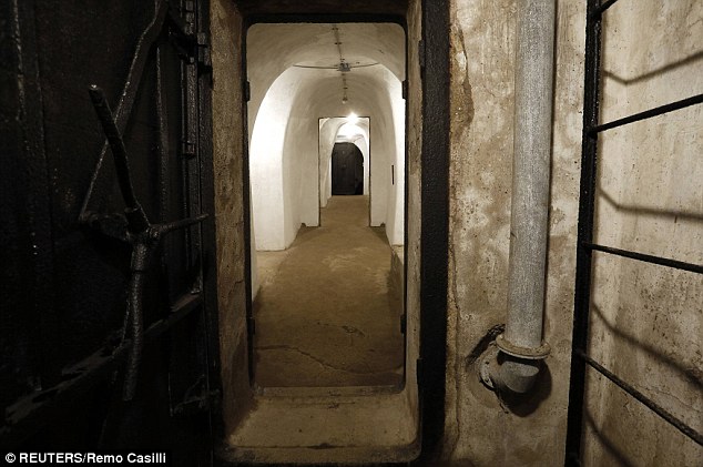 Hầm ngầm của Benito Mussolini được cải tạo từ hầm chứa rượu nho dưới nhà của trùm phát xít này.