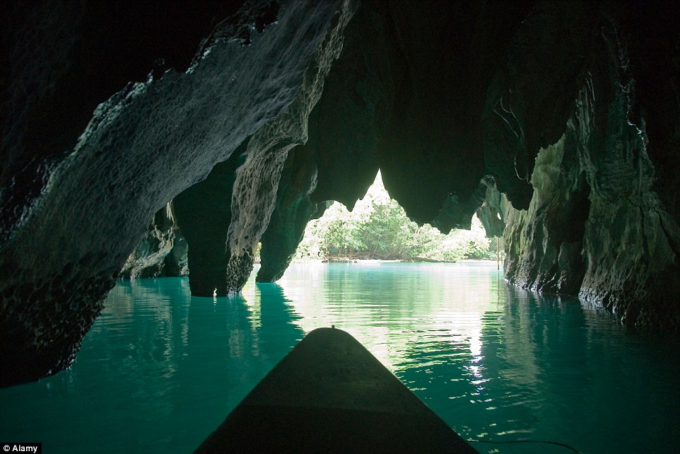 Với chiều dài 8 km, Puerto Princesa Subterranean là dòng sông ngầm dài nhất châu Á là thứ hai trên thế giới.