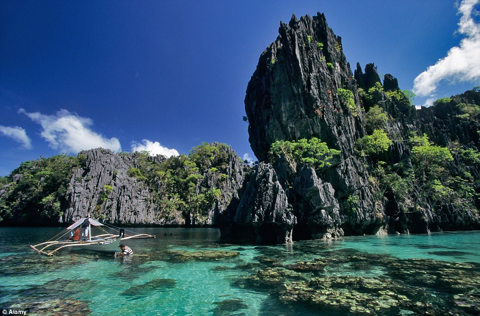 Cảnh đẹp hoang sơ với núi đá và nước biển trong xanh trên đảo Palawan.