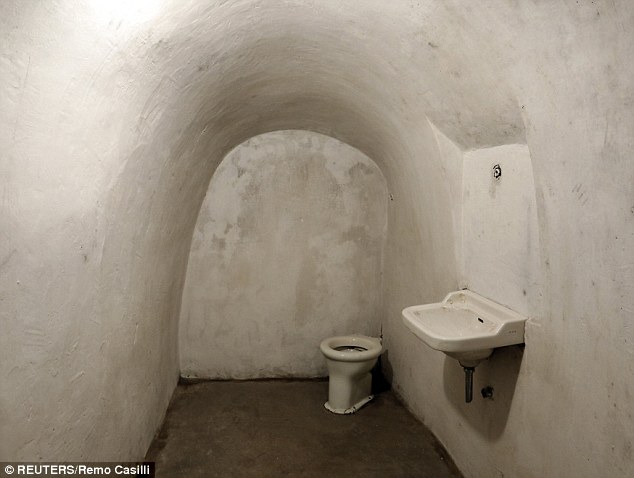 Hầm ngầm cũng được thiết kế với phòng vệ sinh tiện lợi.