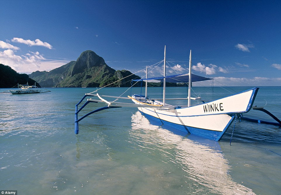 Khách du lịch có thể tới đảo Palawan bằng máy bay hoặc bằng phà từ thủ đô Manila.