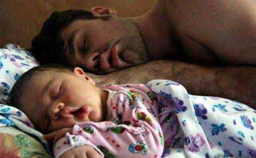 Hai bố con ngủ ngon quá cơ...