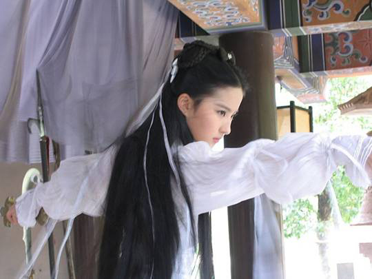 Lưu Diệc Phi tinh khôi với vai nữ hiệp áo trắng.