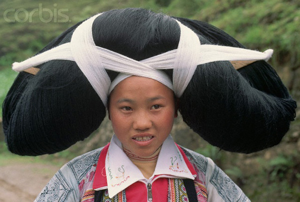 Bạn dễ dàng nhận ra tộc người này thông qua trang phục và đặc biệt là chiếc mũ hình cặp sừng bò trên đầu khi tham gia các lễ hội hay những ngày trọng đại trong năm của họ.