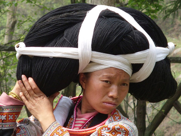 Chiếc mũ tựa như một cặp sừng to được những người phụ nữ lớn tuổi trong gia đình giữ gìn, chăm chút và nó ngày càng đồ sộ theo thời gian vì lượng tóc được tích thêm.