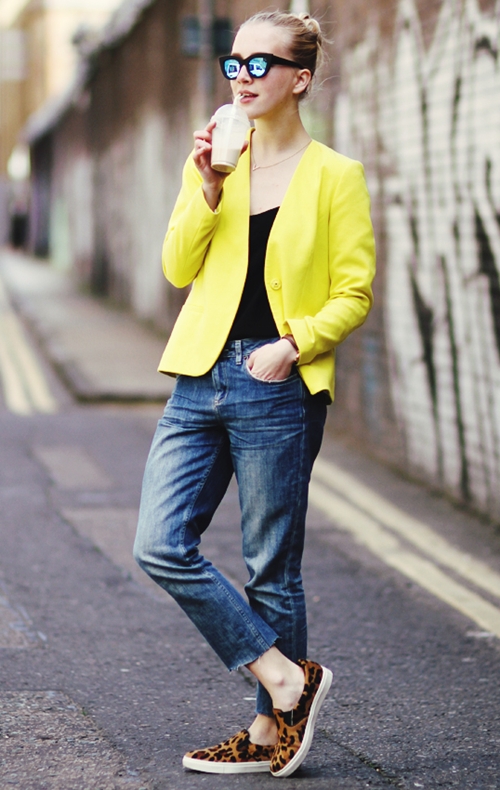 Cũng chiếc blazer màu vàng kết hợp với quần jean và giày bệt năng động và cá tính.